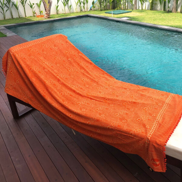 Batik Strandlaken met Pompons Walking in the Sun